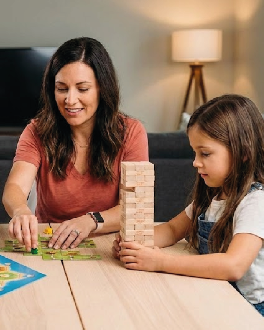 Familia compartiendo juegos de mesa